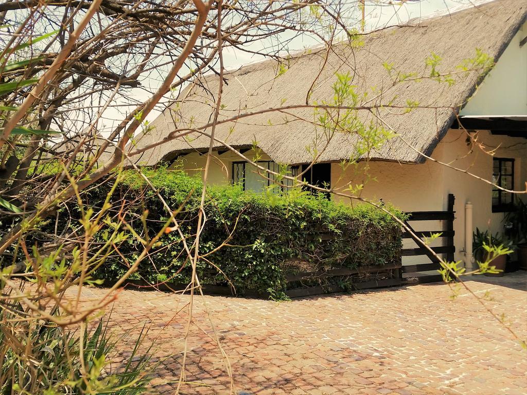 Pine Tree Lodge Midrand Bagian luar foto