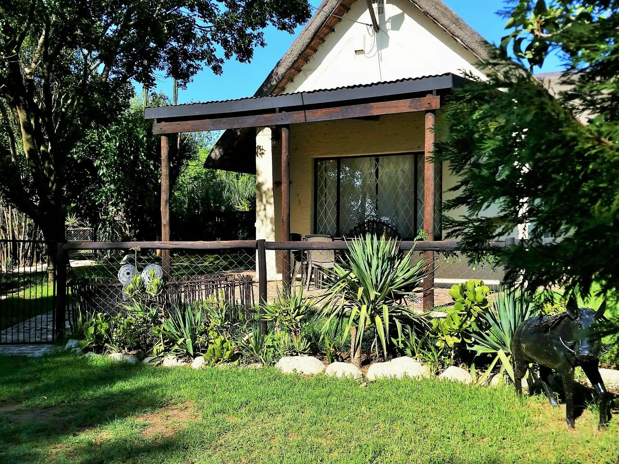 Pine Tree Lodge Midrand Bagian luar foto