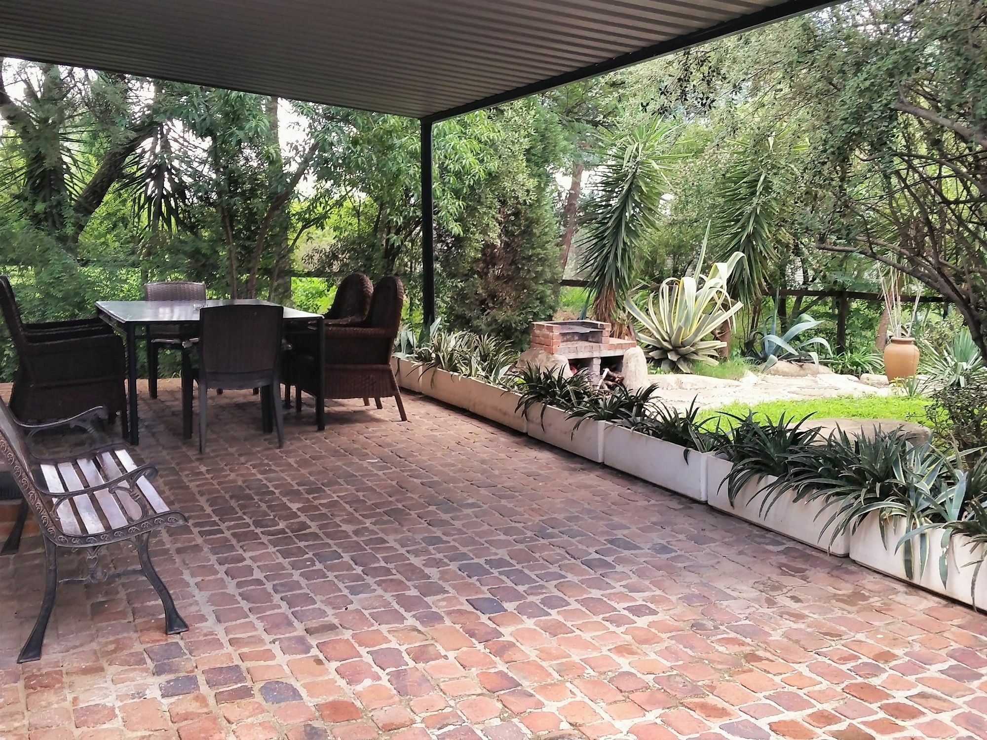 Pine Tree Lodge Midrand Bagian luar foto